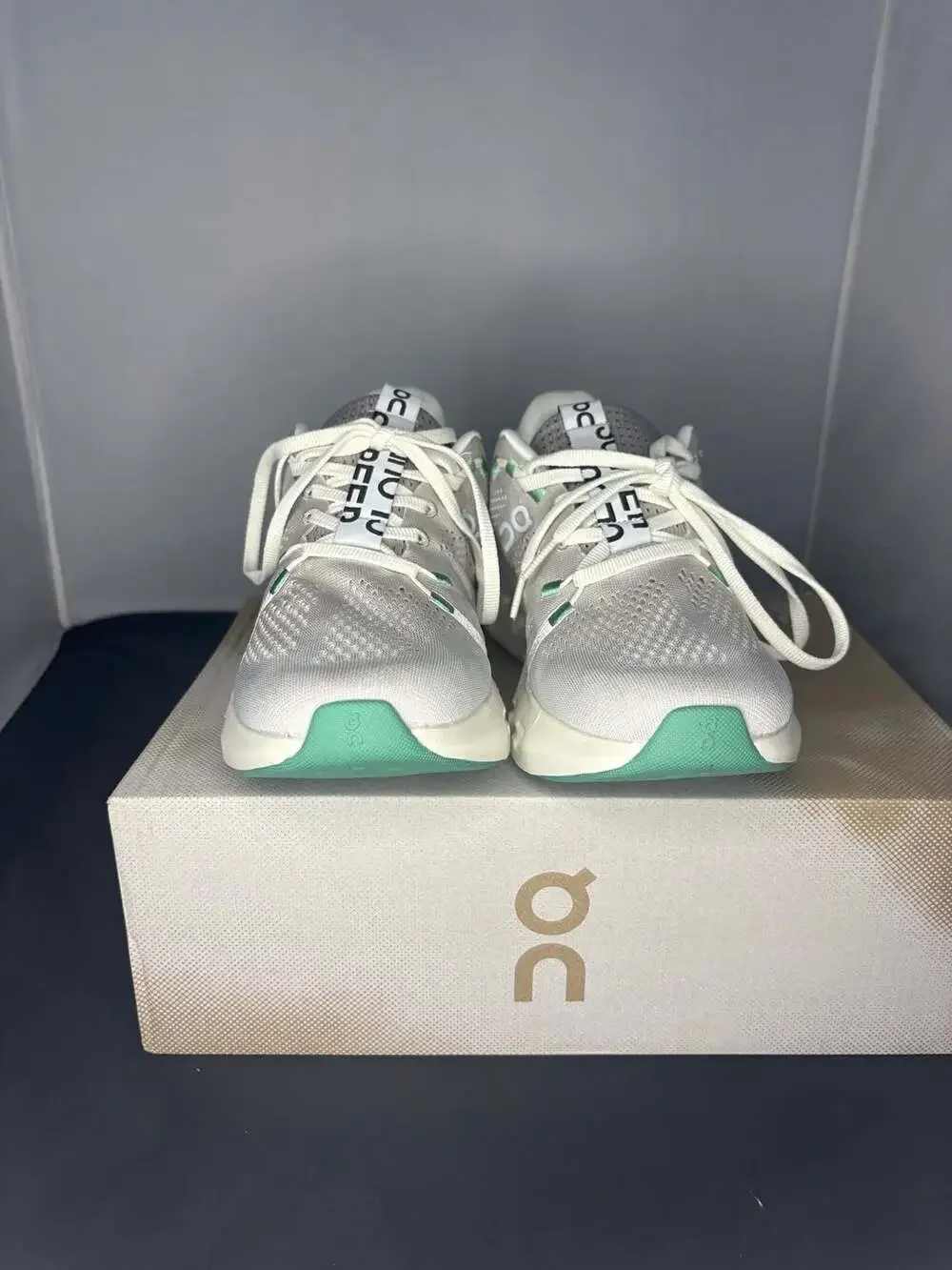 On Cloudsurfer US M7 W8.5 Pearl Ivory Running Shoes